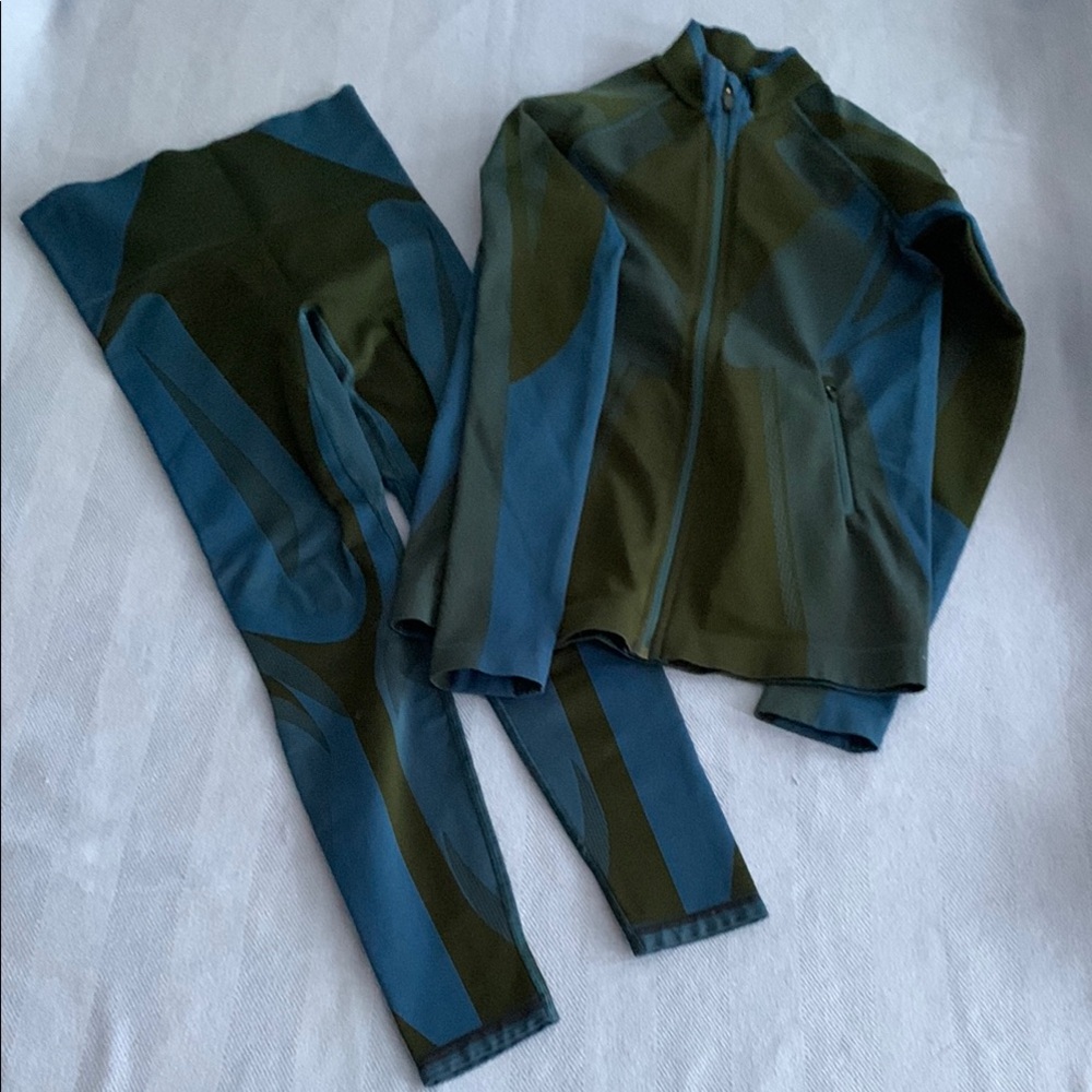LNDR Blue and Black Activewear Set